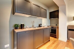 Appartement | Coin cuisine privé | Grand réfrigérateur, micro-ondes, four, plaque de cuisson