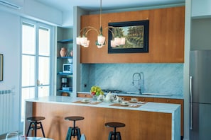 Apartment | Private kitchenette | Full-size fridge, microwave, oven, stovetop