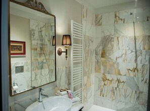 Apartment | Bathroom | Shower, hair dryer, bidet, towels - Mamo Florence - La Galerie Luxury Apartment (Florence)