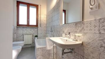 Apartment | Badezimmer | Dusche, Haartrockner, Bidet, Handtücher