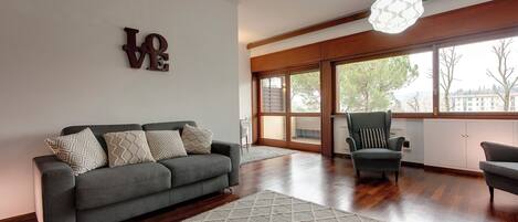 Apartamento | Área de estar | TV de tela plana 24 polegadas com canais digitais