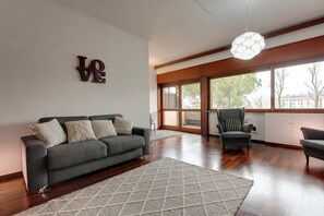 Apartment | Living area | 24-inch flat-screen TV with digital channels - Mamo Florence - Lungarno Apartment (Florence)