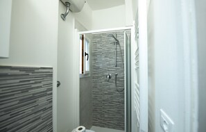 Apartment | Bathroom | Shower, hair dryer, bidet, towels - Mamo Florence - Macci Apartment (Florence)