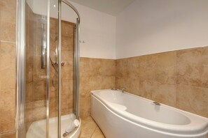 Apartamento | Banheiro | Banheira e chuveiro separados, secador de cabelo, bidê, toalhas de banho