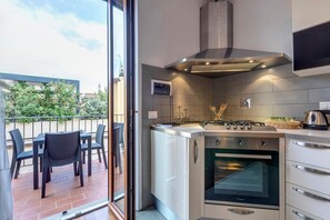Full-sized fridge, microwave, oven, stovetop - Mamo Florence - Malavolta Apartment (Florence)