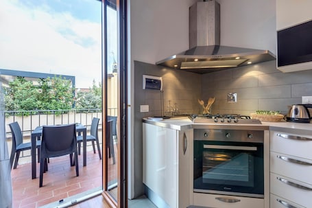 Refrigerador con freezer, microondas, horno, placa de cocina