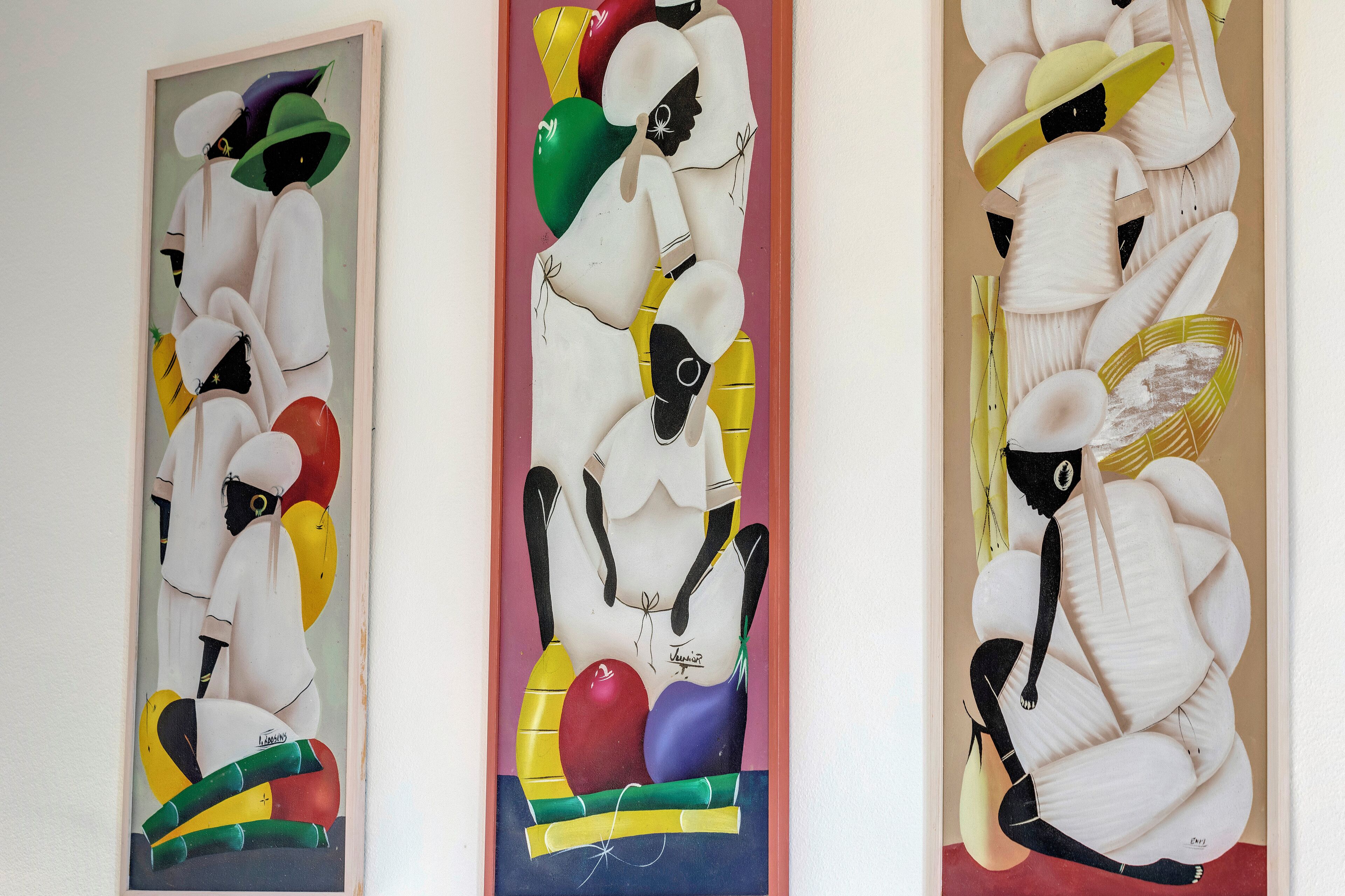 Tres obras de arte enmarcadas con figuras abstractas y formas coloridas.