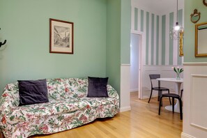 Apartment | Living area | 24-inch flat-screen TV with digital channels - Mamo Florence - Marsilio Ficino Apartment (Florence)