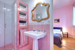 Apartamento | Baño | Secador de pelo, bidé, toallas y jabón