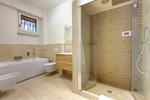 Apartamento | Baño | Secador de pelo, bidé, toallas y jabón