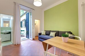 Apartment | Living area | 40-inch flat-screen TV with digital channels - Mamo Florence - Maruffi Apartment (Florence)