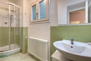 Apartment | Bathroom | Shower, hair dryer, bidet, towels - Mamo Florence - Maruffi Apartment (Florence)