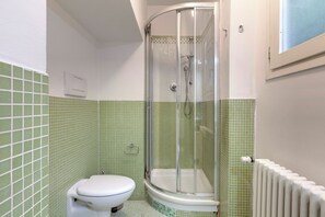 Dusche, Haartrockner, Bidet, Handtücher