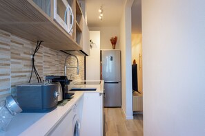 Căn hộ | Bếp nhỏ riêng | Tủ lạnh, lò vi sóng, lò nướng, bếp nấu