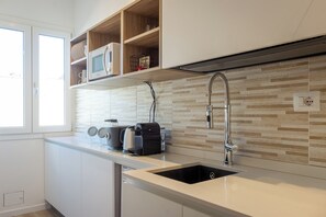 Apartamento | Cocina básica privada | Frigorífico grande, microondas, horno y placa de cocina