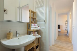 Căn hộ | Phòng tắm | Buồng tắm vòi sen, máy sấy tóc, chậu vệ sinh/vòi rửa, khăn tắm