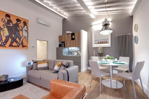 Appartement | Cuisinette privée | Réfrigérateur grande capacité avec congélateur, four à micro-ondes