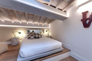 Appartement | Espace de travail pour ordinateurs portables, fer et planche à repasser