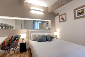 Laptop workspace, iron/ironing board, free WiFi, bed sheets - Mamo Florence - Parione Apartment (Florence)