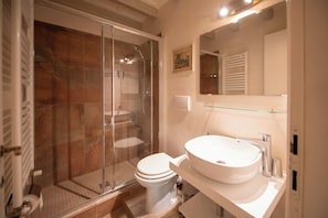 Apartment | Badezimmer | Haartrockner, Bidet, Handtücher, Seife