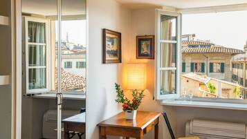 Apartamento | 1 quarto, escrivaninha, espaço de trabalho para notebook