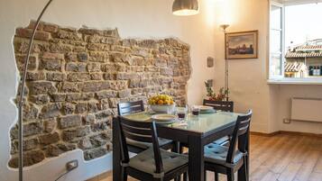 Apartamento | Área de estar | TV de tela plana 24 polegadas com canais digitais