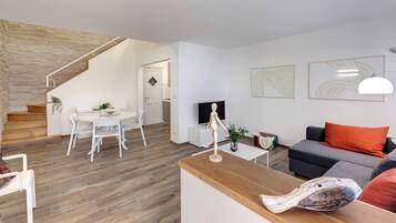 Apartamento | Zona de estar | Televisión de pantalla plana de 24 pulgadas con canales digitales