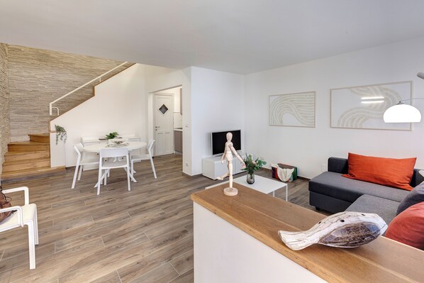 Appartement | Coin séjour | Télévision à écran plat de 24 pouces avec chaînes numériques