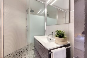 Apartment | Bathroom | Shower, hair dryer, bidet, towels - Mamo Florence - Rachel Apartment (Florence)