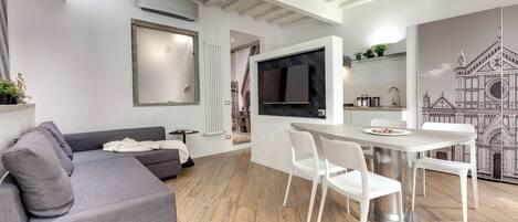 Lägenhet | Vardagsrum | 24-tums platt-tv med digitalkanaler