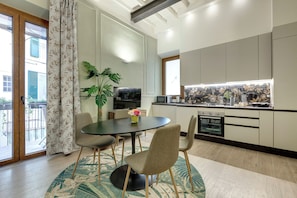 Appartement | Woonruimte | Een 24-inch flatscreentelevisie met digitale zenders