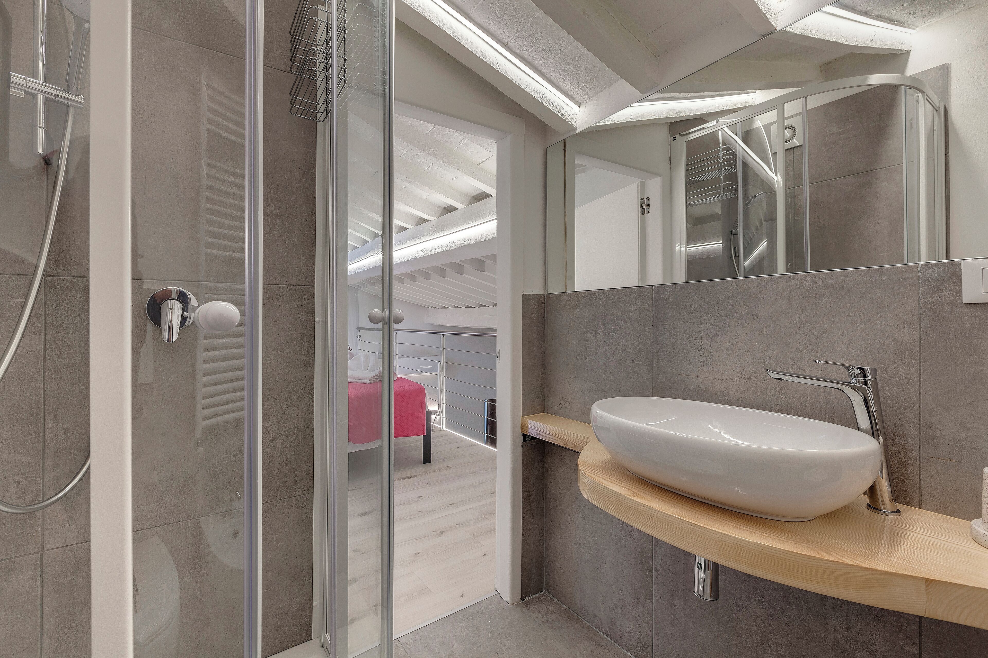 Appartement | Salle de bain | Douche, sèche-cheveux, bidet, serviettes fournies