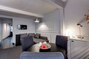 Apartment | Living area | 24-inch flat-screen TV with digital channels - Mamo Florence - San Niccolò Apartment (Florence)