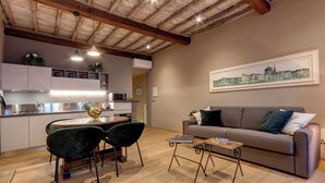 Une cuisine moderne avec un coin repas, un canapé et une table basse.
