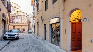 Une rue pavée, avec une boutique appelée « ATELIER » située sur le côté droit.