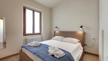 Apartment | Schreibtisch, laptopgeeigneter Arbeitsplatz, Bügeleisen/Bügelbrett