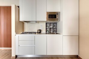 Apartamento | Cozinha americana privada | Geladeira grande, micro-ondas, cooktop, lava-louças