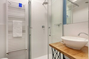 Apartamento | Banheiro | Chuveiro, secador de cabelo, bidê, toalhas de banho