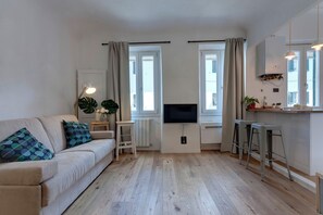 Apartamento | Área de estar | TV de tela plana 24 polegadas com canais digitais