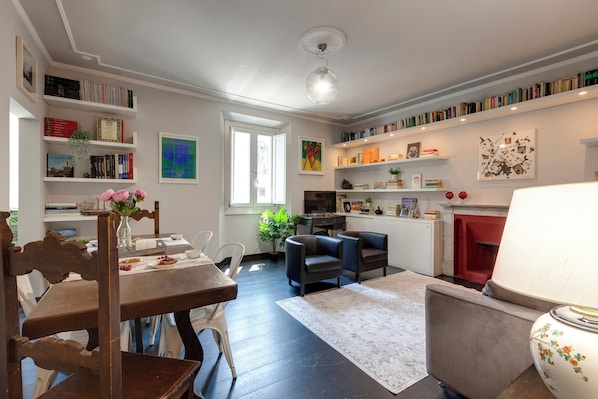 Apartment | Living area | 40-inch flat-screen TV with digital channels