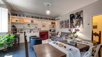 Apartment | Wohnbereich | 40-Zoll-Flachbildfernseher mit Digitalempfang