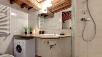 Apartment | Bathroom | Shower, hair dryer, bidet, towels