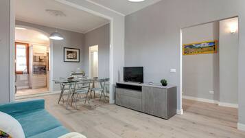 Apartamento | Zona de estar | Televisión de pantalla plana de 24 pulgadas con canales digitales