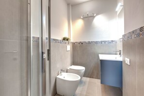 Apartment | Bathroom | Shower, hair dryer, bidet, towels - Mamo Florence - Sprone Apartment (Florence)