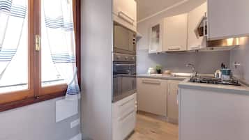 Appartamento | Angolo cottura privato | Frigorifero con congelatore, microonde, forno, piano cottura