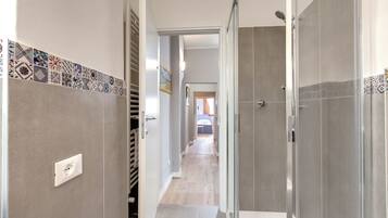 Appartamento | Bagno | Doccia, asciugacapelli, bidet, asciugamani