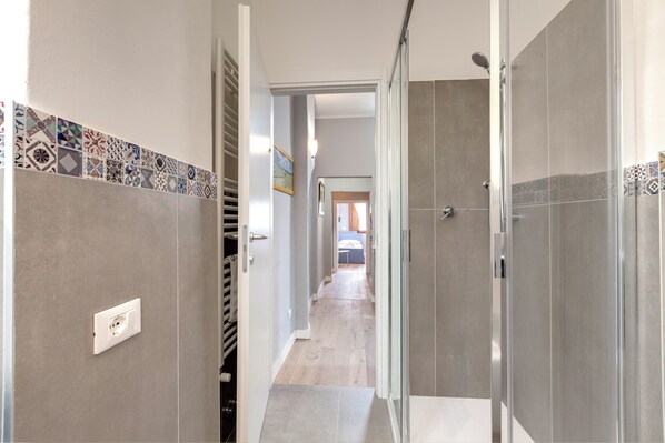 Apartment | Bathroom | Shower, hair dryer, bidet, towels - Mamo Florence - Sprone Apartment (Florence)