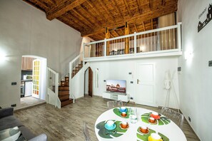 Apartment | Wohnbereich | 24-Zoll-Flachbildfernseher mit Digitalempfang