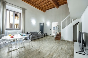 Appartement | Woonruimte | Een 24-inch flatscreentelevisie met digitale zenders