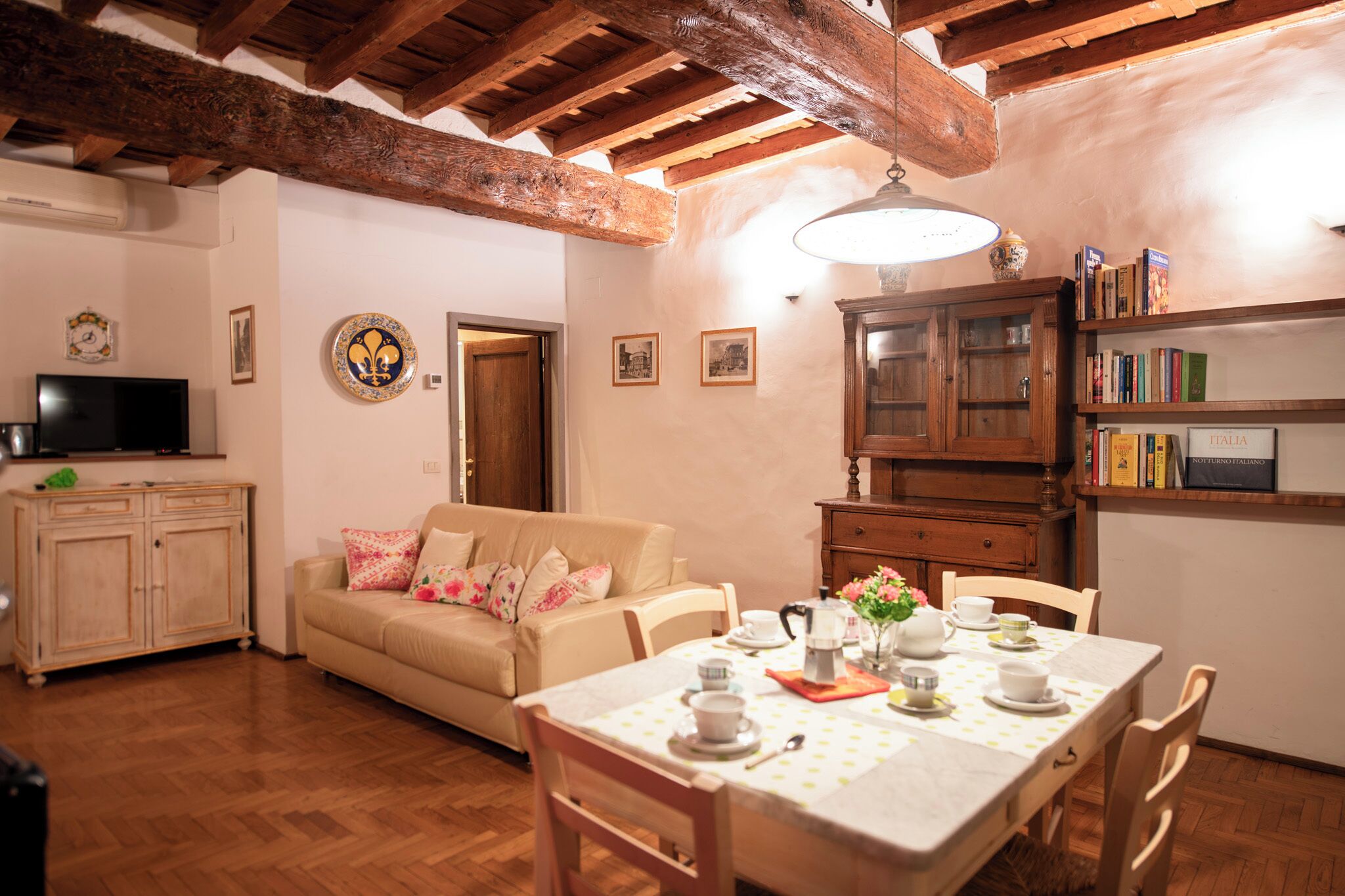 Apartamento | Área de estar | TV de tela plana 24 polegadas com canais digitais, DVD player